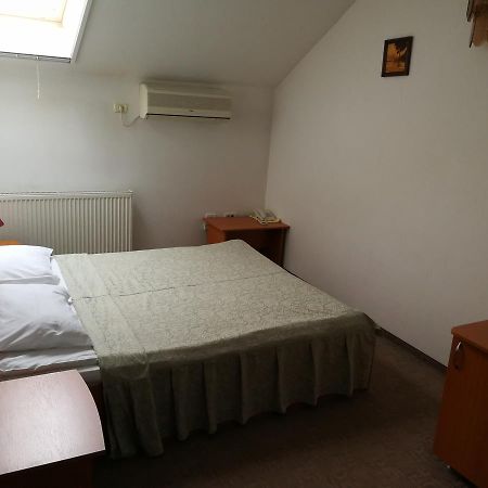 אראד Hotel Lotus מראה חיצוני תמונה